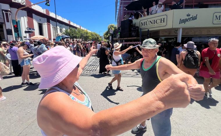Todo el calor de la tradicional peña de la Munich en Cosquín.