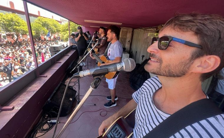 Ahyre en la tradicional peña de la Munich en Cosquín