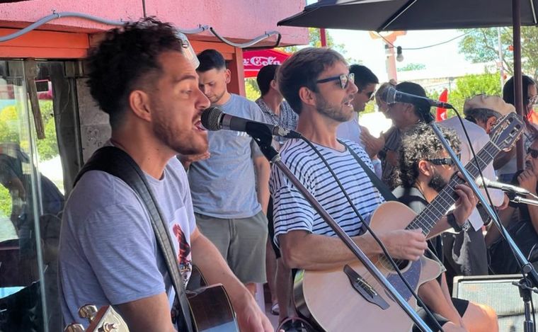 Ahyre en la tradicional peña de la Munich en Cosquín