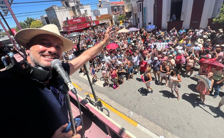 Todo el color de la tradicional peña de la Munich en Cosquín