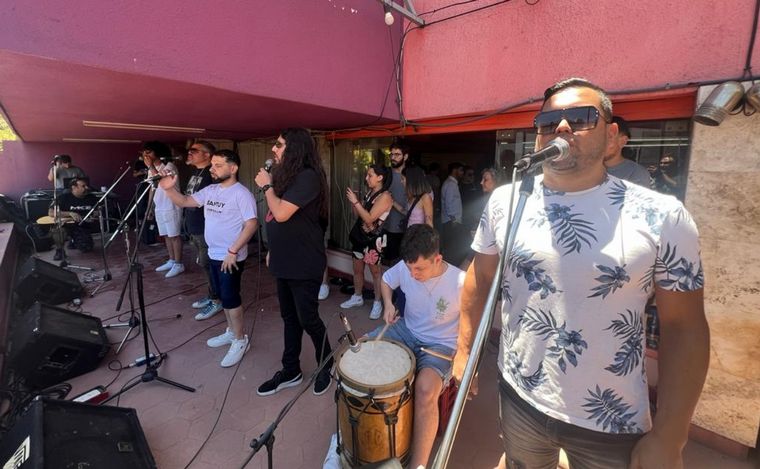 Facundo Toro con Los Nombradores del Alba en la peña de la Munich