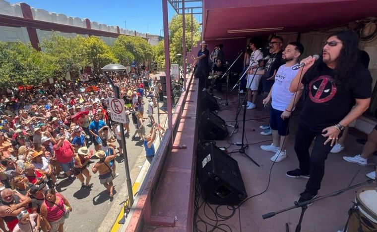 Facundo Toro con Los Nombradores del Alba en la peña de la Munich