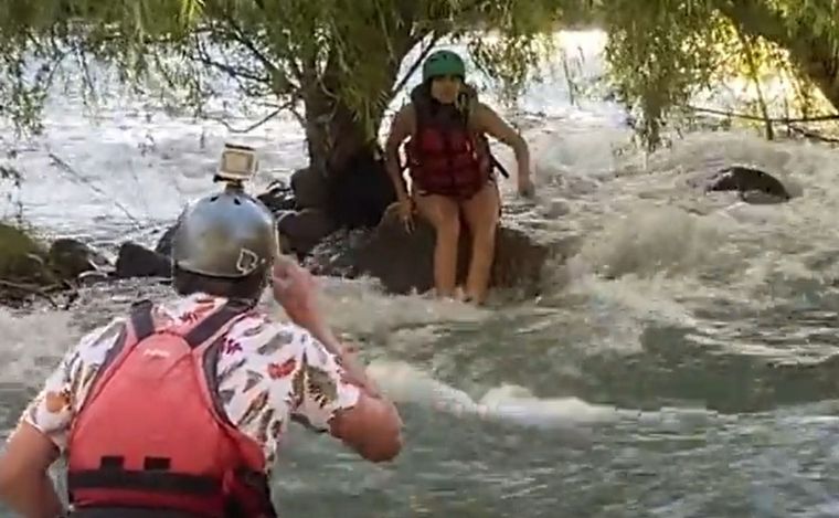 Rescataron a una joven en el río Atuel. (Foto: Captura video)