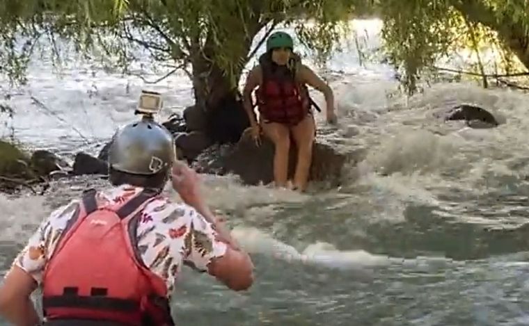 FOTO: Rescataron a una joven en el río Atuel. (Foto: Captura video)
