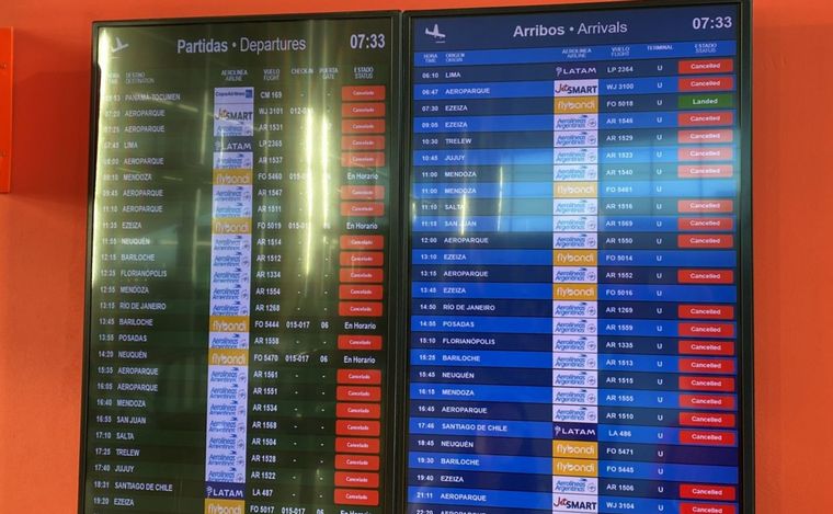 FOTO: Suspenden 46 vuelos en Córdoba y hay cientos de varados.