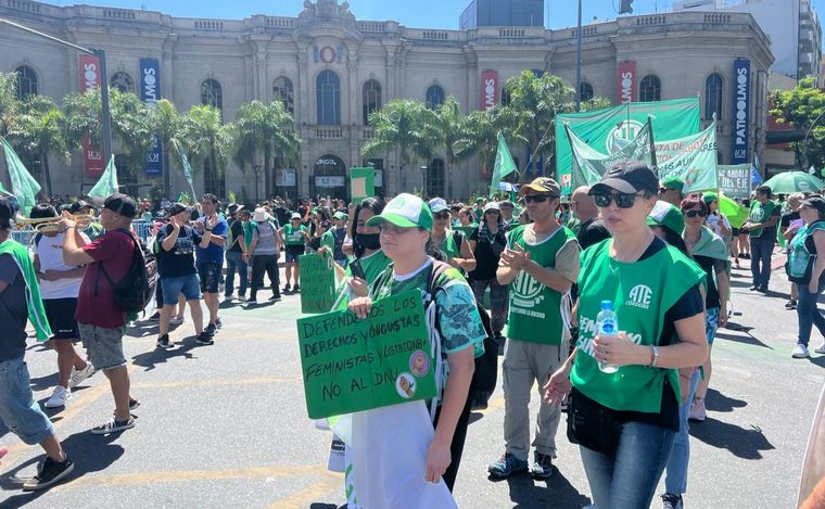 Movilización en Córdoba en protesta al DNU y la ley ómnibus.