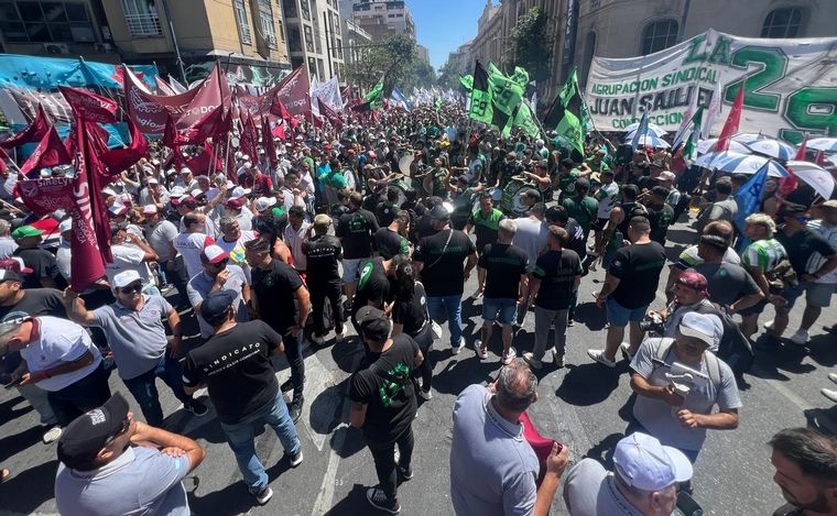 Movilización en Córdoba en protesta al DNU y la ley ómnibus.