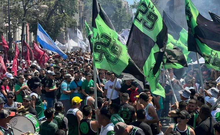 Movilización en Córdoba en protesta al DNU y la ley ómnibus.