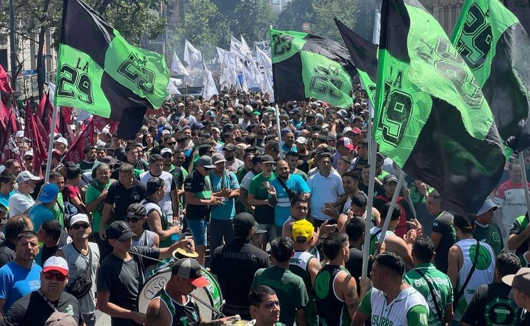 FOTO: Movilización en Córdoba en protesta al DNU y la ley ómnibus.