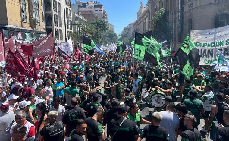 FOTO: Movilización en Córdoba en protesta al DNU y la ley ómnibus.