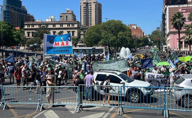 Movilización en Córdoba en protesta al DNU y la ley ómnibus.