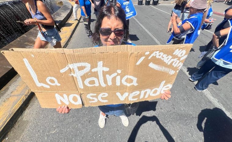 Movilización en Córdoba en protesta al DNU y la ley ómnibus.