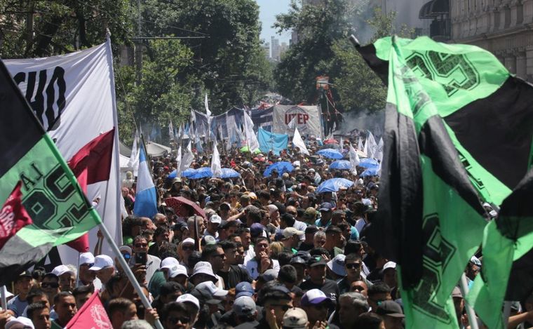 FOTO: Movilización en Córdoba en protesta al DNU y la ley ómnibus