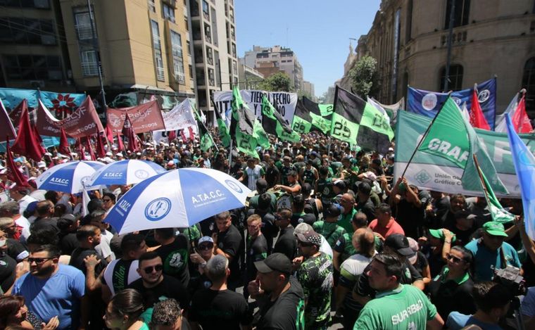 Movilización en Córdoba en protesta al DNU y la ley ómnibus