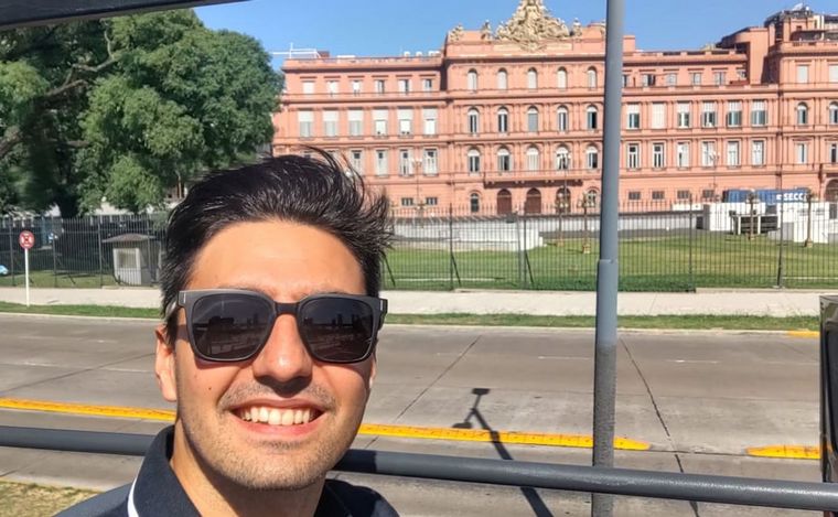 Lucas Correa recorrió Buenos Aires en los buses turísticos. 