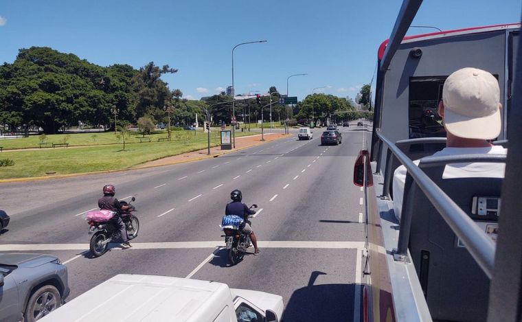 Lucas Correa recorrió Buenos Aires en los buses turísticos. 