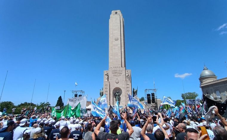 FOTO: Los manifestantes se congregaron en el Monumento a la Bandera. 