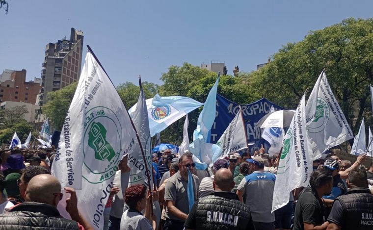 FOTO: Marcha de la CGT - Regional Córdoba contra el DNU y la ley ómnibus