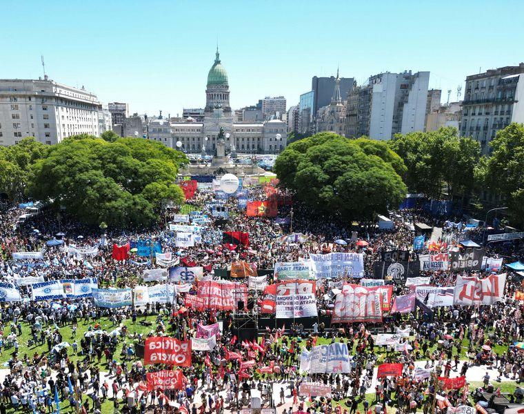 FOTO: Una masiva movilización acompañó el paro de la CGT contra la ley ómnibus y el DNU.