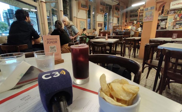  Roma del Abasto: un bar notable que rescata la historia y el sabor porteño. 