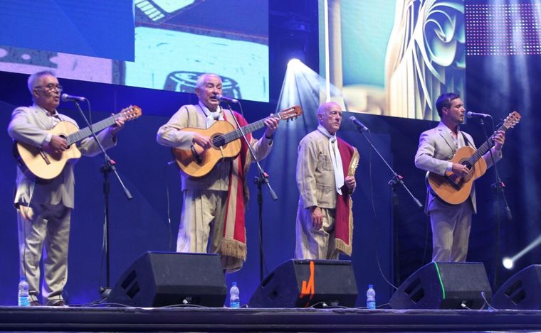 Por Siempre Tucu, en la quinta luna coscoína.