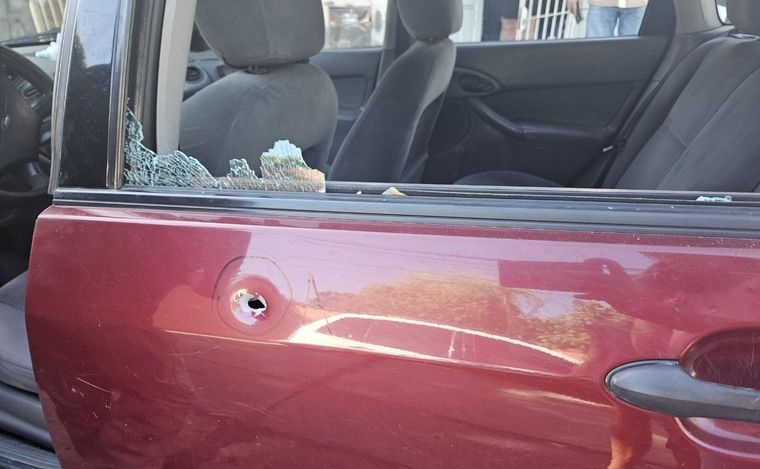 FOTO: El auto de Sergio recibió dos detonaciones antes de que los gatilleros fueran al bar.
