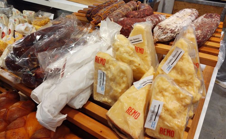 Lucas Correa visitó el Mercat de Villa Crespo por el Operativo Verano 2024.