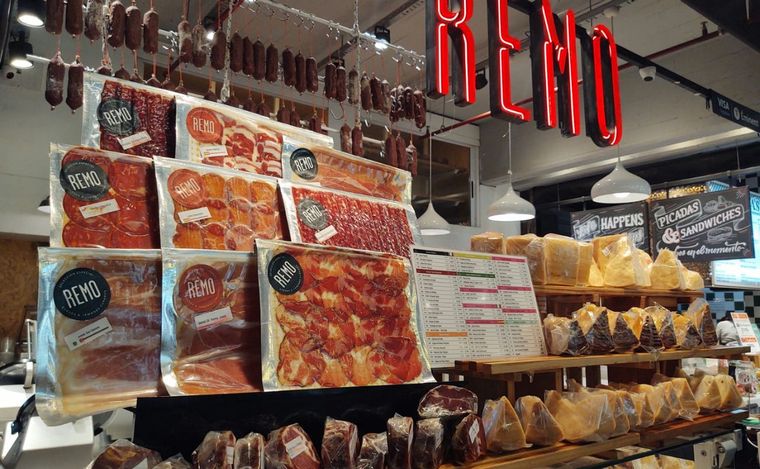 Lucas Correa visitó el Mercat de Villa Crespo por el Operativo Verano 2024.