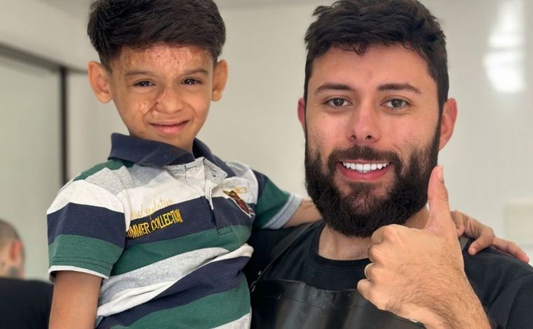 FOTO: El peluquero brasileño que cambia la vida a niños que perdieron el cabello