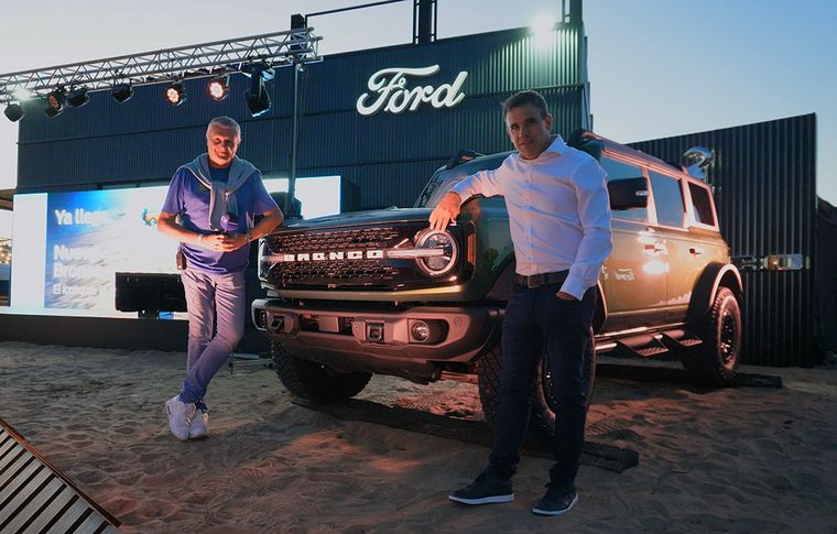 FOTO: Cadena3 y Martín Galdeano, presidente de Ford junto a la Bronco