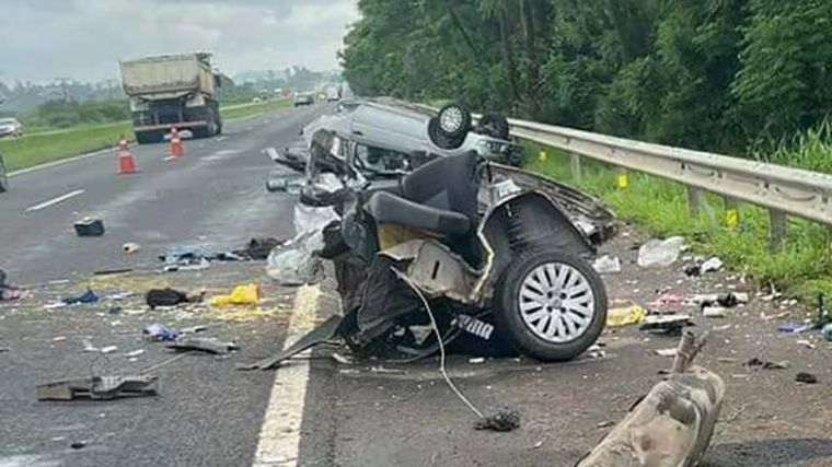 Tras el brutal accidente, el auto se partió al medio. (Foto: Gentileza Clarín)