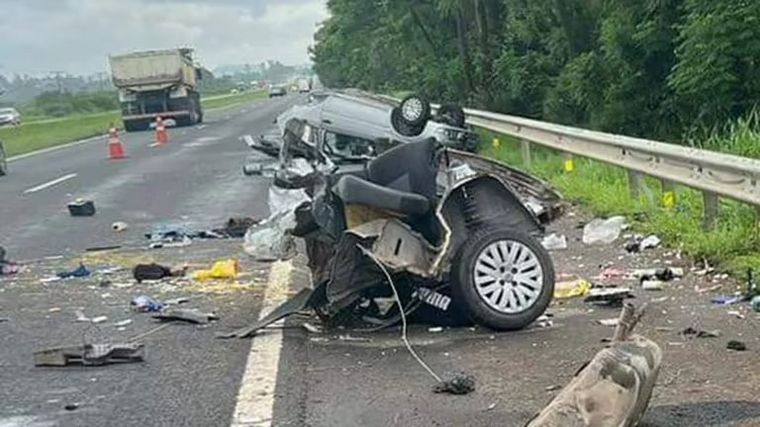 FOTO: Tras el brutal accidente, el auto se partió al medio. (Foto: Gentileza Clarín)