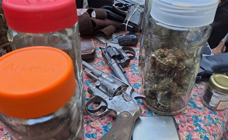 Más de mil envoltorios de cocaína y marihuana secuestrados tras allanamientos.