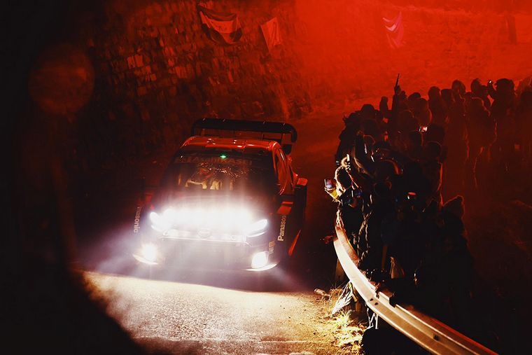 FOTO: Un doblete de Evans lo pone adelante en el Rally de Montecarlo