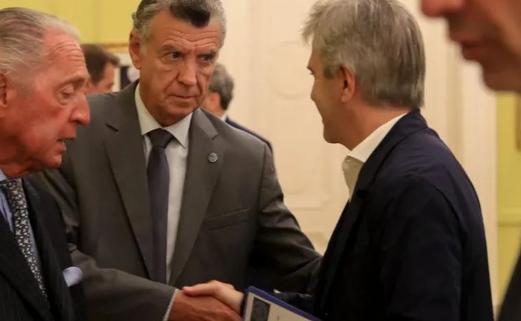 Mario Grinman dandole la mano a Luis Caputo.