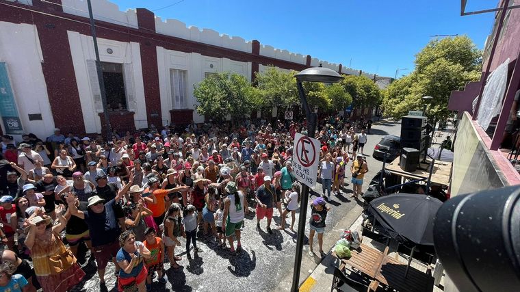 Los Tekis tocaron desde la Confitería Munich