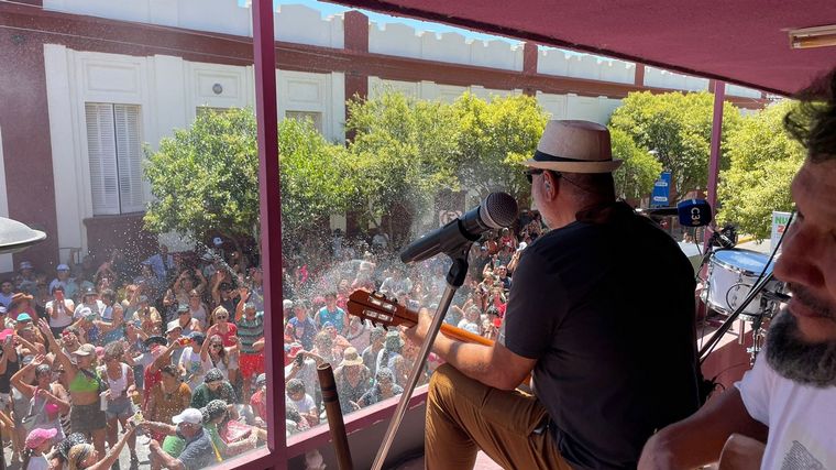 Los Tekis tocaron desde la Confitería Munich