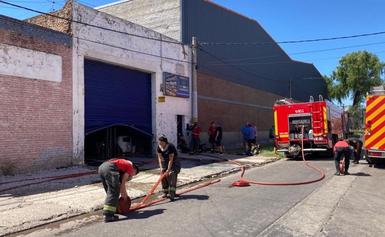 Rosario: se incendió en un pasaje con galpones de fábricas y pilas de residuos.