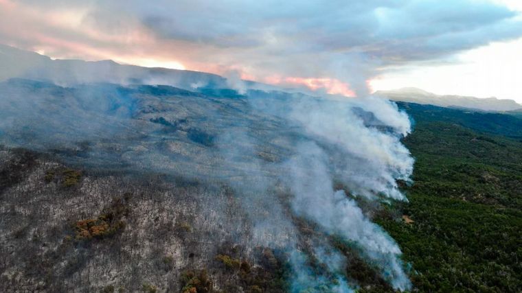 FOTO: Avanza el incendio en Parque Nacional Los Alerces (Foto: Telam)