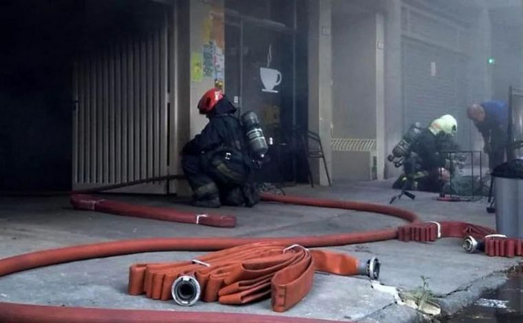 FOTO: Los bomberos lograron contener el fuego. 