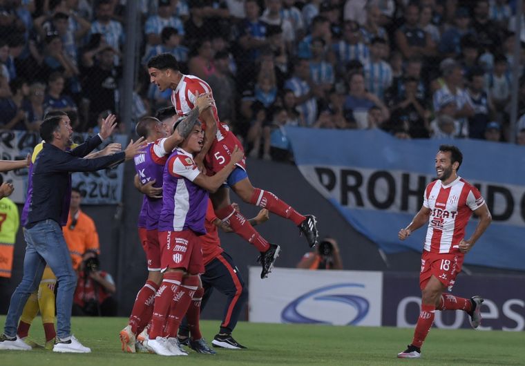 FOTO: Joaquín Mosqueira marcó un golazo para darle el triunfo a Unión. 