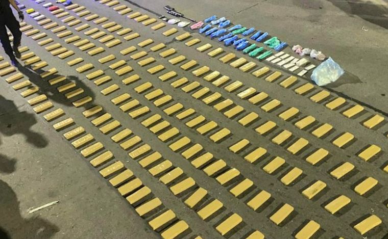 Las autoridades secuestraron 230 ladrillos de marihuana. 