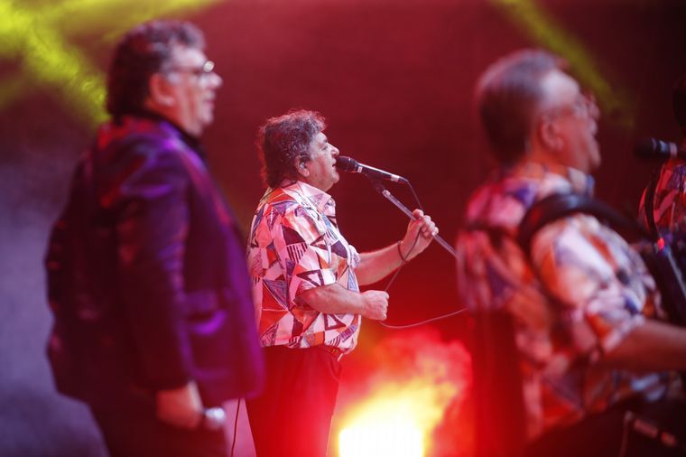 Los Palmeras hicieron bailar a la Plaza Próspero Molina con su cumbia santafecina. 