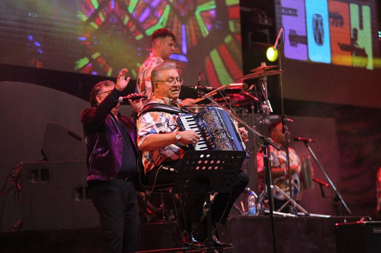 Los Palmeras hicieron bailar a la Plaza Próspero Molina con su cumbia santafecina. 