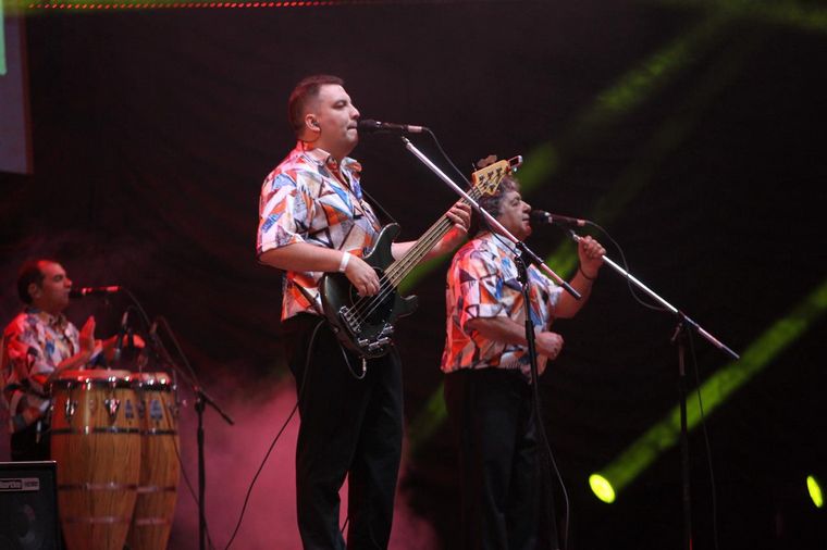 Los Palmeras hicieron bailar a la Plaza Próspero Molina con su cumbia santafecina. 