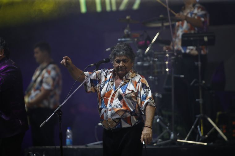 Los Palmeras hicieron bailar a la Plaza Próspero Molina con su cumbia santafecina. 