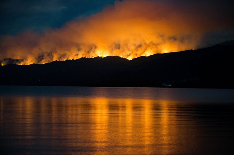 FOTO: Bomberos combaten un feroz incendio en el Parque Nacional Los Alerces. 