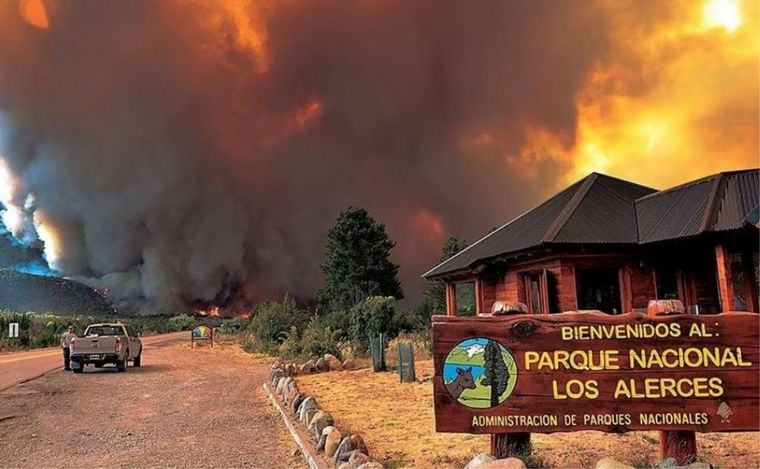 Bomberos combaten un feroz incendio en el Parque Nacional Los Alerces. 