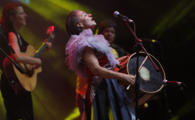 La exquisita cantante coscoína, Paola Bernal, en la novena luna.