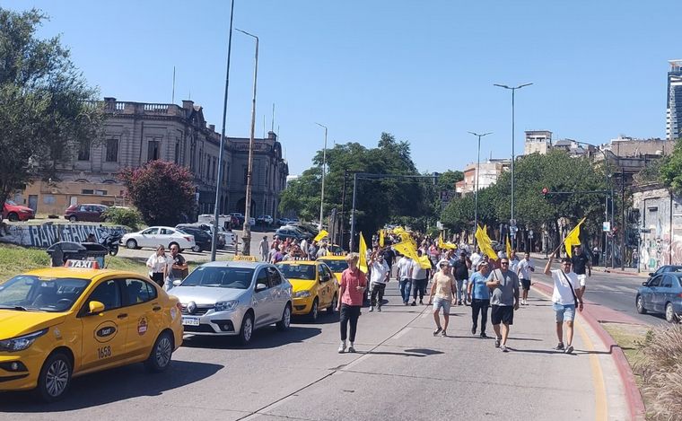 FOTO: Movilización de taxis en contra de las aplicaciones ilegales